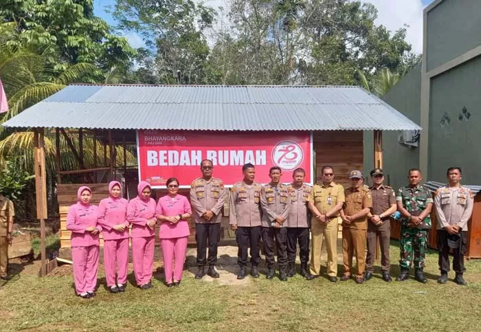 Polres Kuantan Singingi (Kuansing) Bedah Rumah Warga Pulau Baru